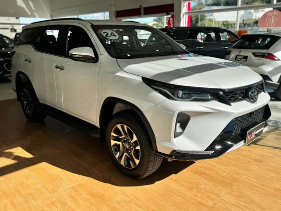 TOYOTA HILUX SW4 2.8 D-4D TURBO DIESEL SRX 7L 4X4 AUTOMÁTICO